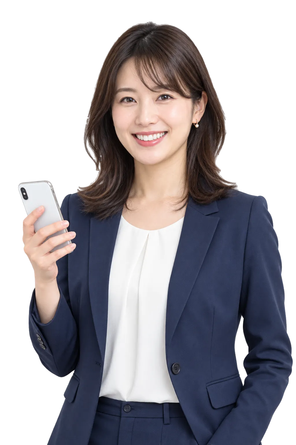 スマートフォンを手に微笑むスーツ姿の女性